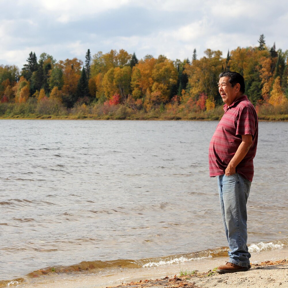 Hector Jérôme, de la communauté anichinabée de Lac Barrière, regarde un lac