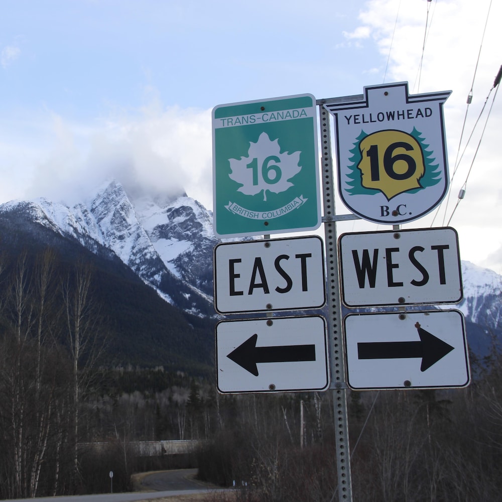 Des panneaux routiers indiquent qu'on se trouve sur la route 16 en Colombie-Britannique.