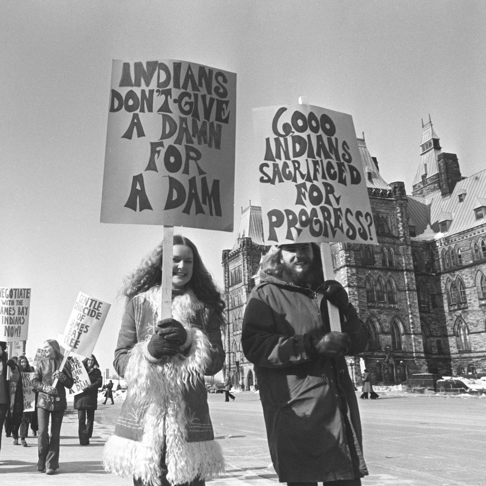 Des gens manifestent devant le parlement à Ottawa, en 1972.