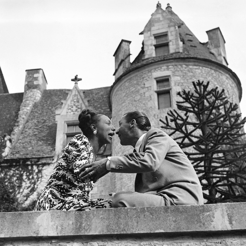 Joséphine Baker et Jo Bouillon sur un muret. 