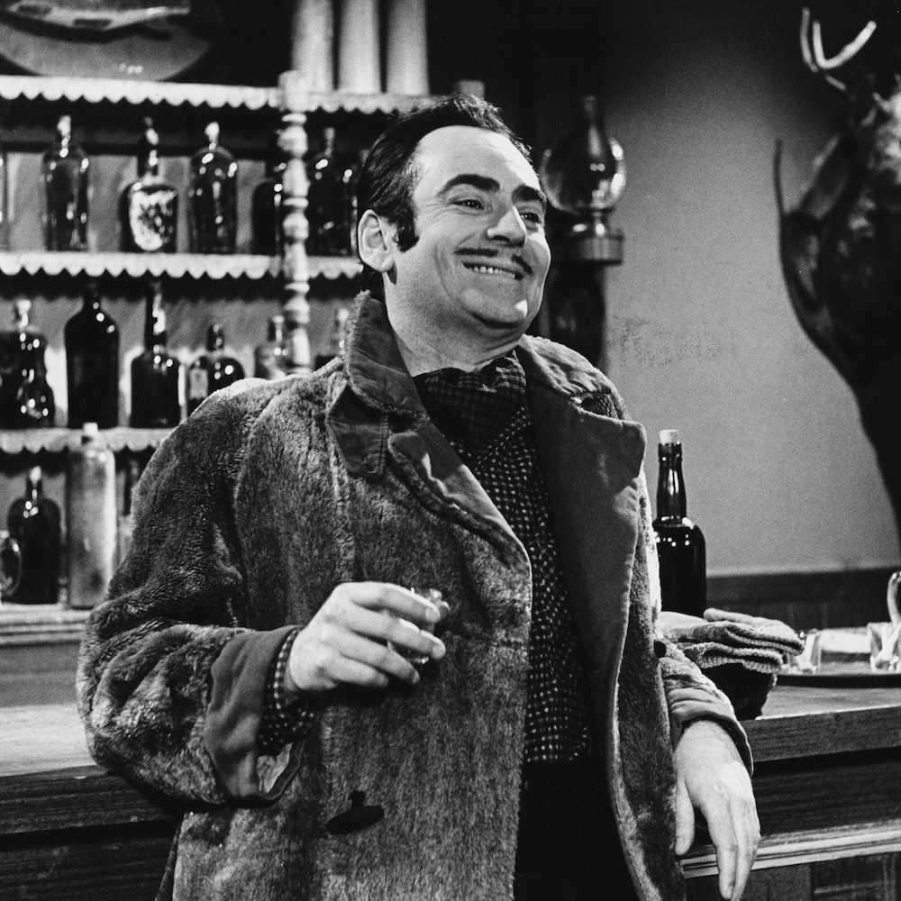 Guy Provost qui joue Alexis. Il boit un verre à l'hôtel.