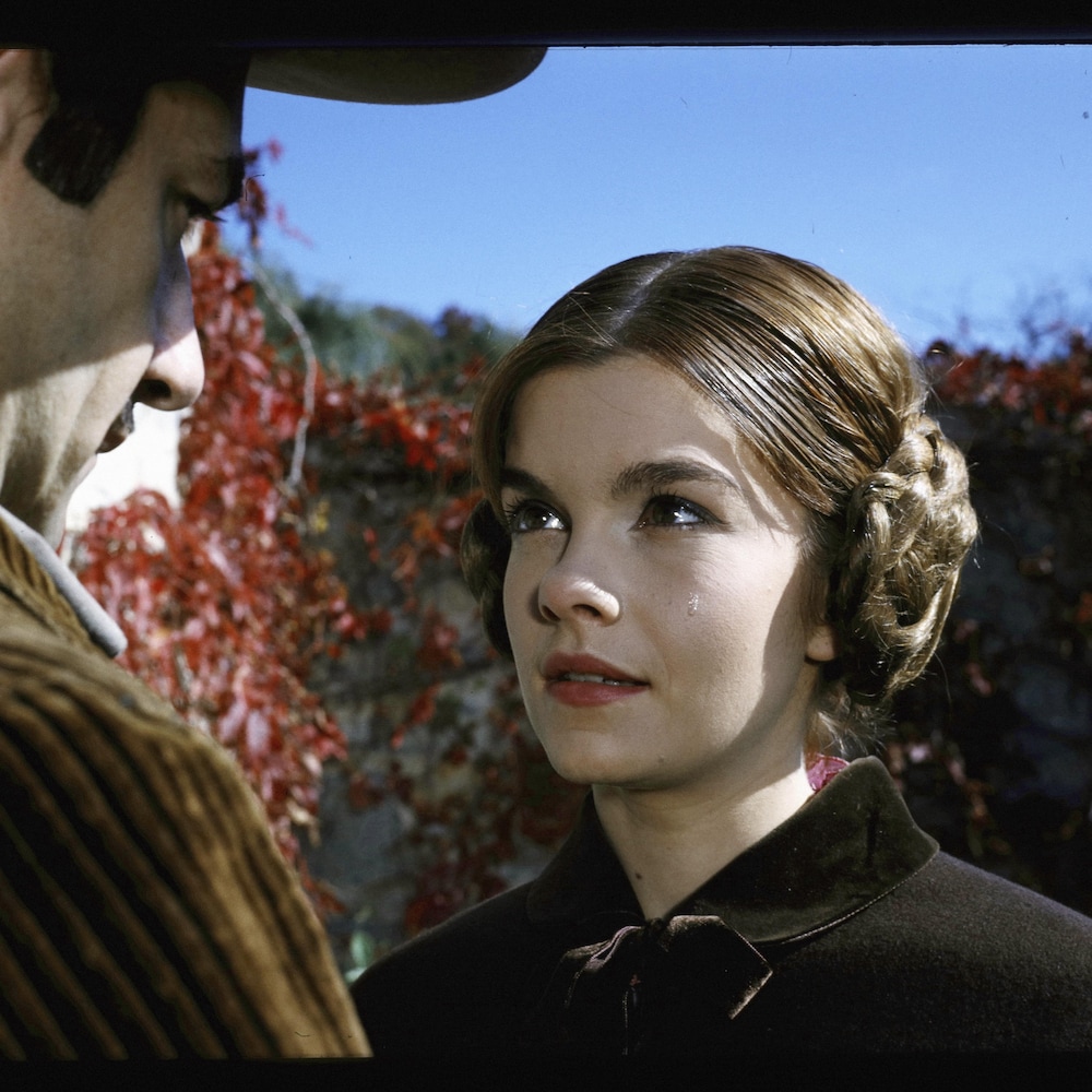 Gros plan visage de Geneviève Bujold.