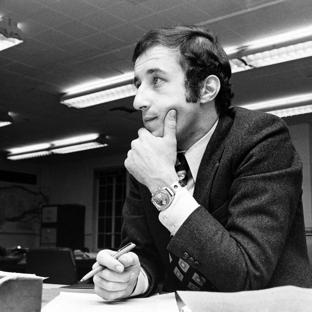 Bernard Derome, à son bureau, l'air pensif en 1970.