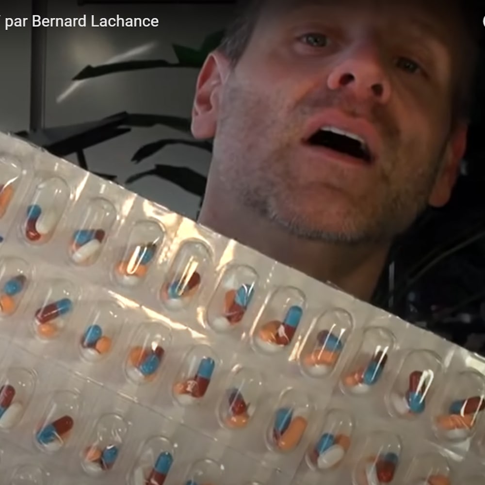 Bernard Lachance derrière un pilulier.