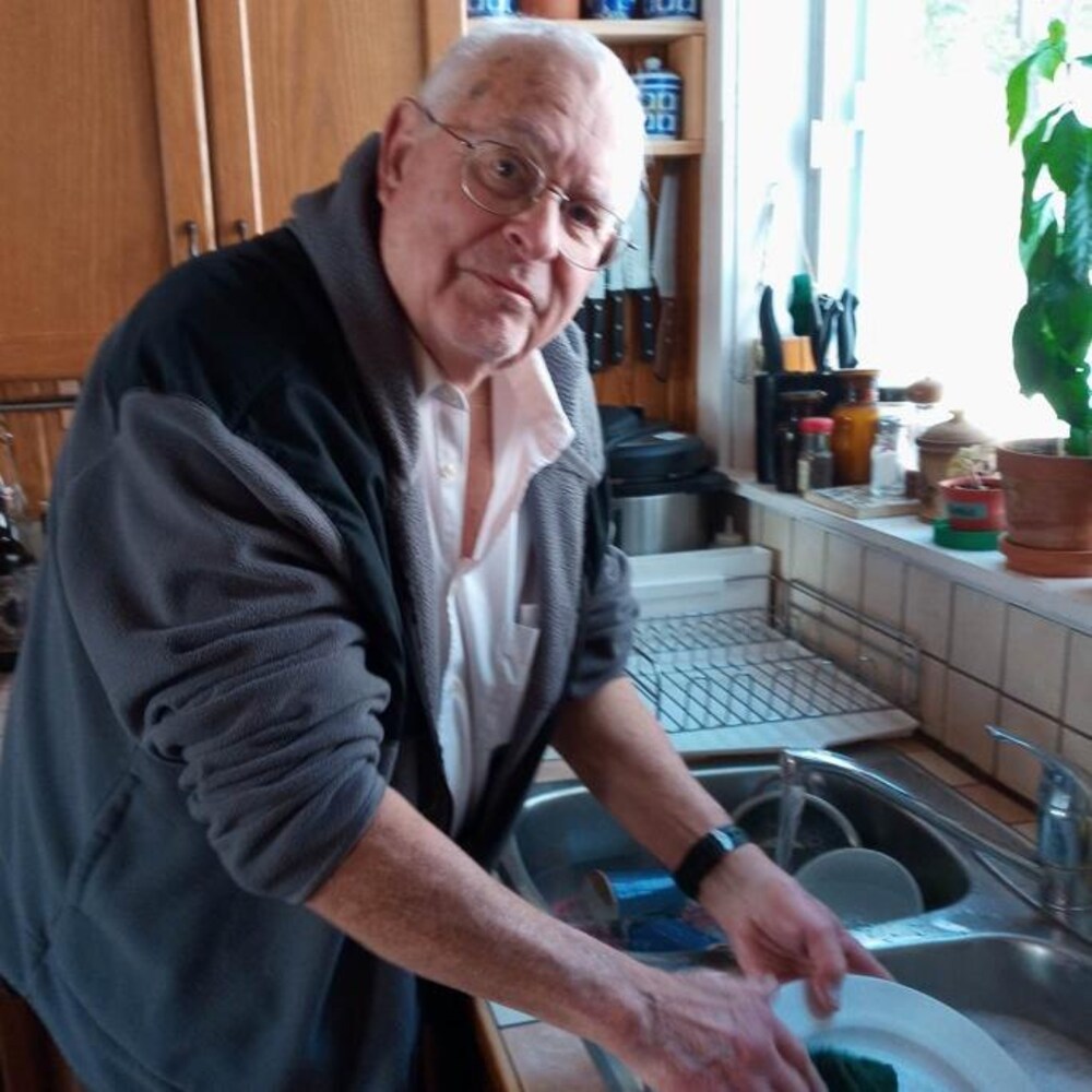Bernard Leiffet fait la vaisselle.