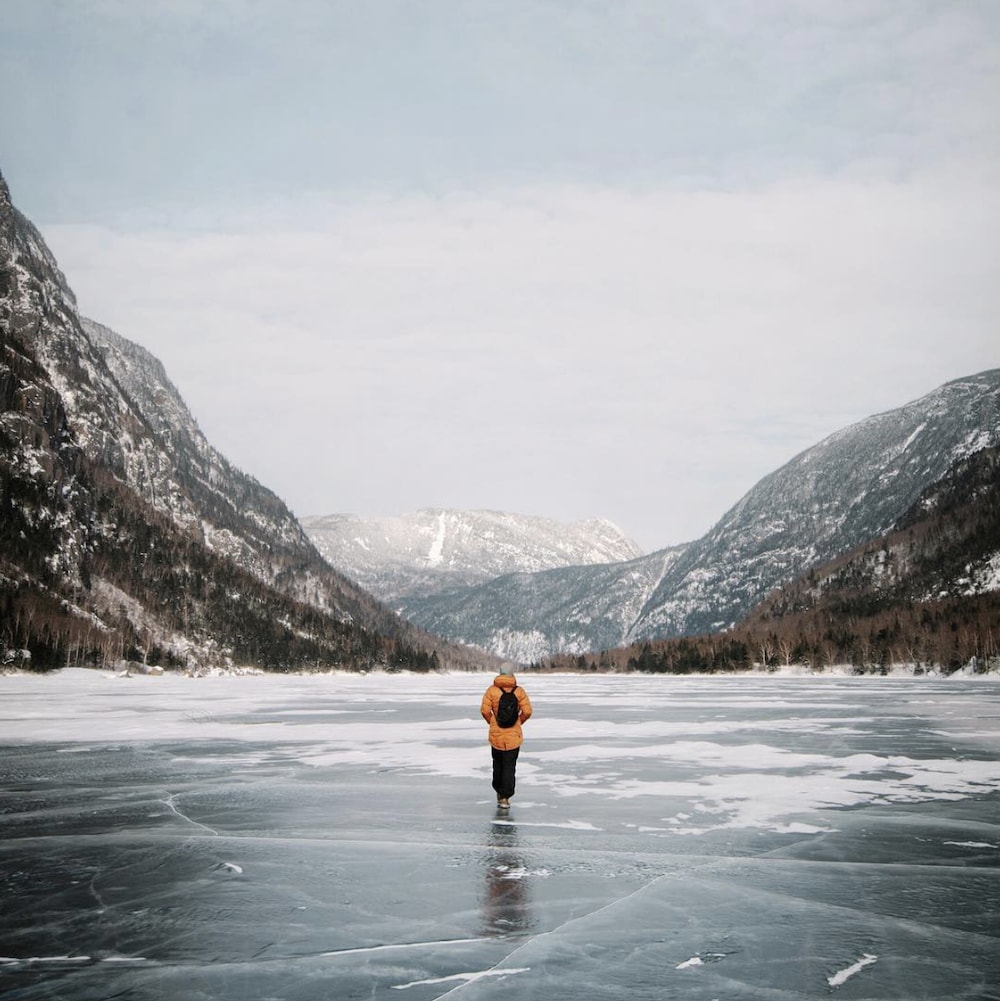 Une personne marche sur la glace dans le Parc national des Hautes Gorges de la Rivière Malbaie.