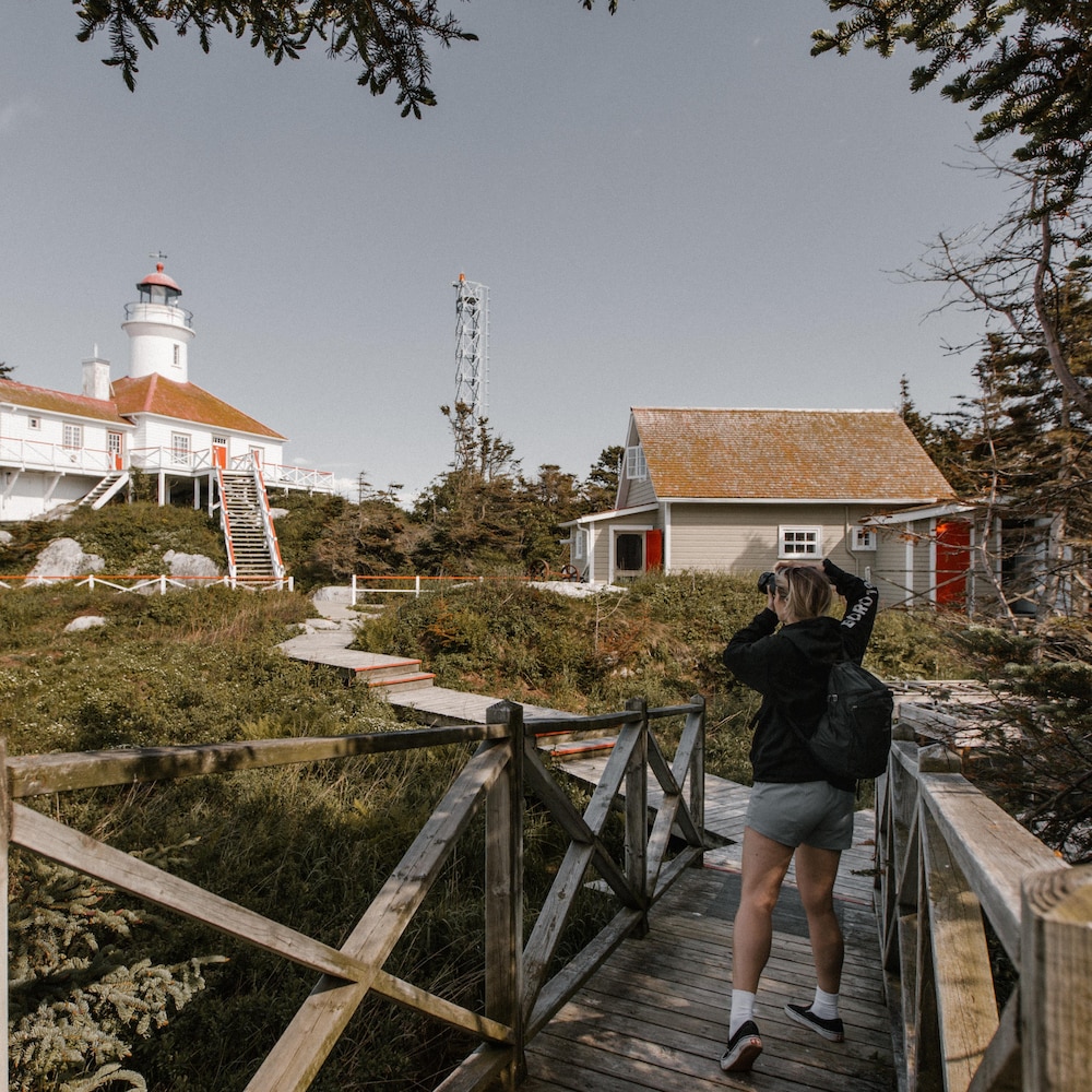 L'influenceuse Jeanne Rondeau-Ducharme prend un phare en photo à l'Île aux Lièvres.