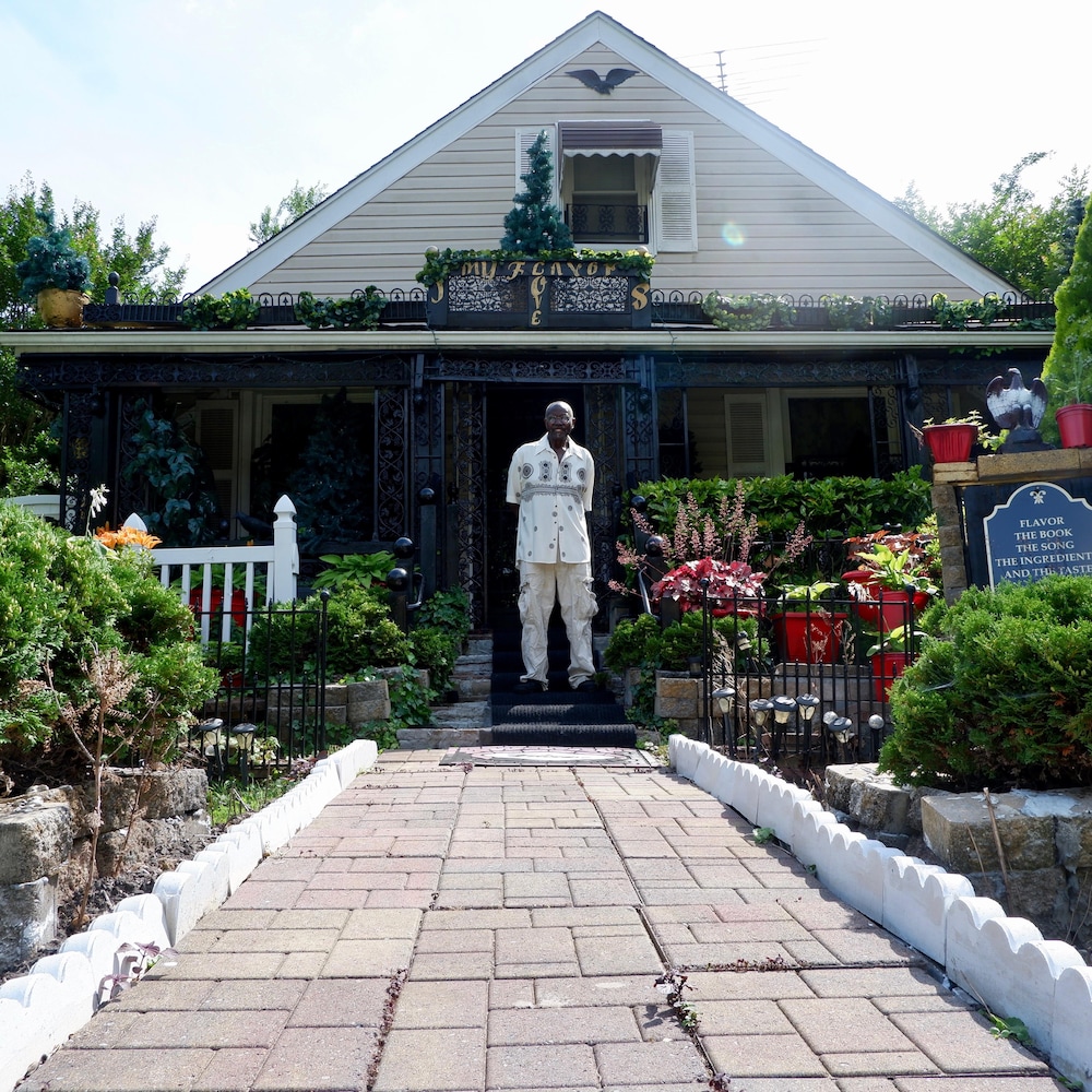 John Billy devant sa maison à Baltimore. 