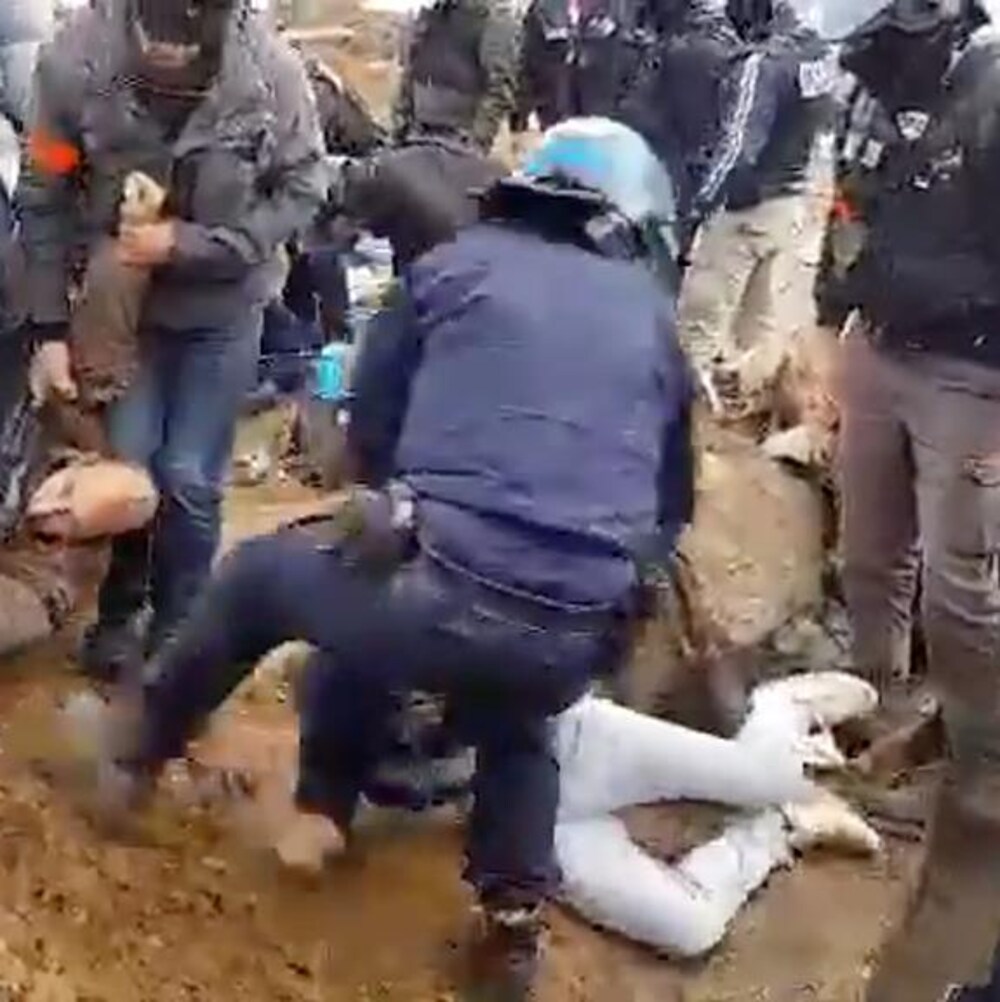 Des policiers utilisent la force pour arrêter des manifestants.