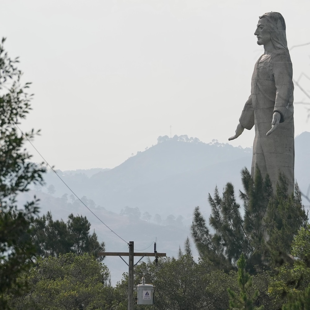 Une statue du Christ surplombe la ville de Tegucigalpa. 