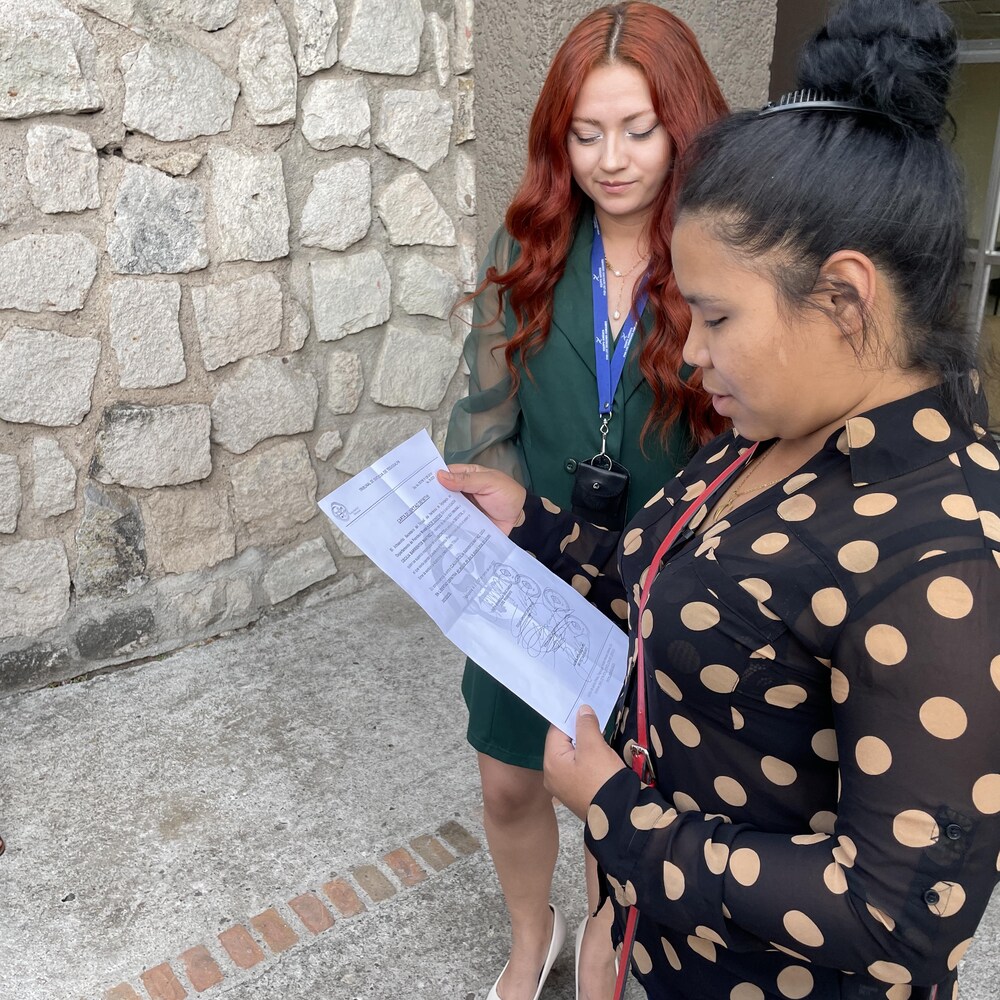 Claudia avec son avocate à la sortie du Palais de justice de Tegucigalpa. 