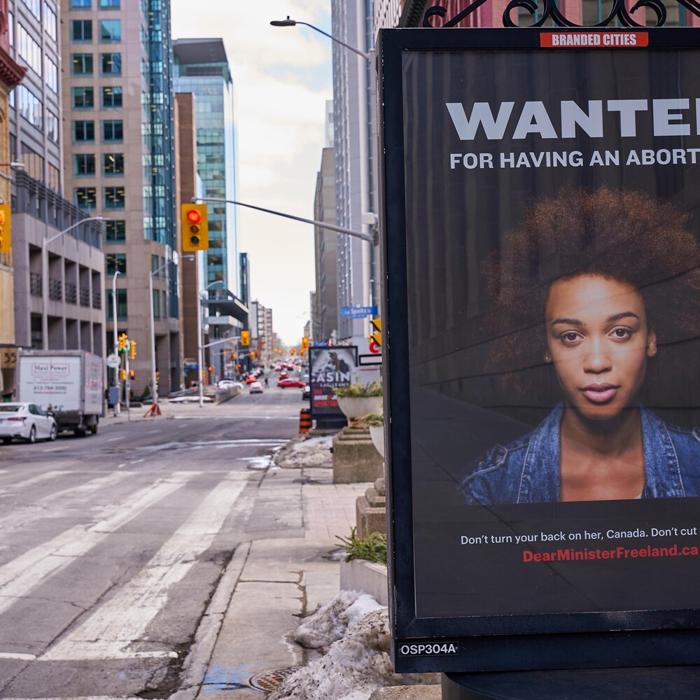 Panneau publicitaire sur la rue.