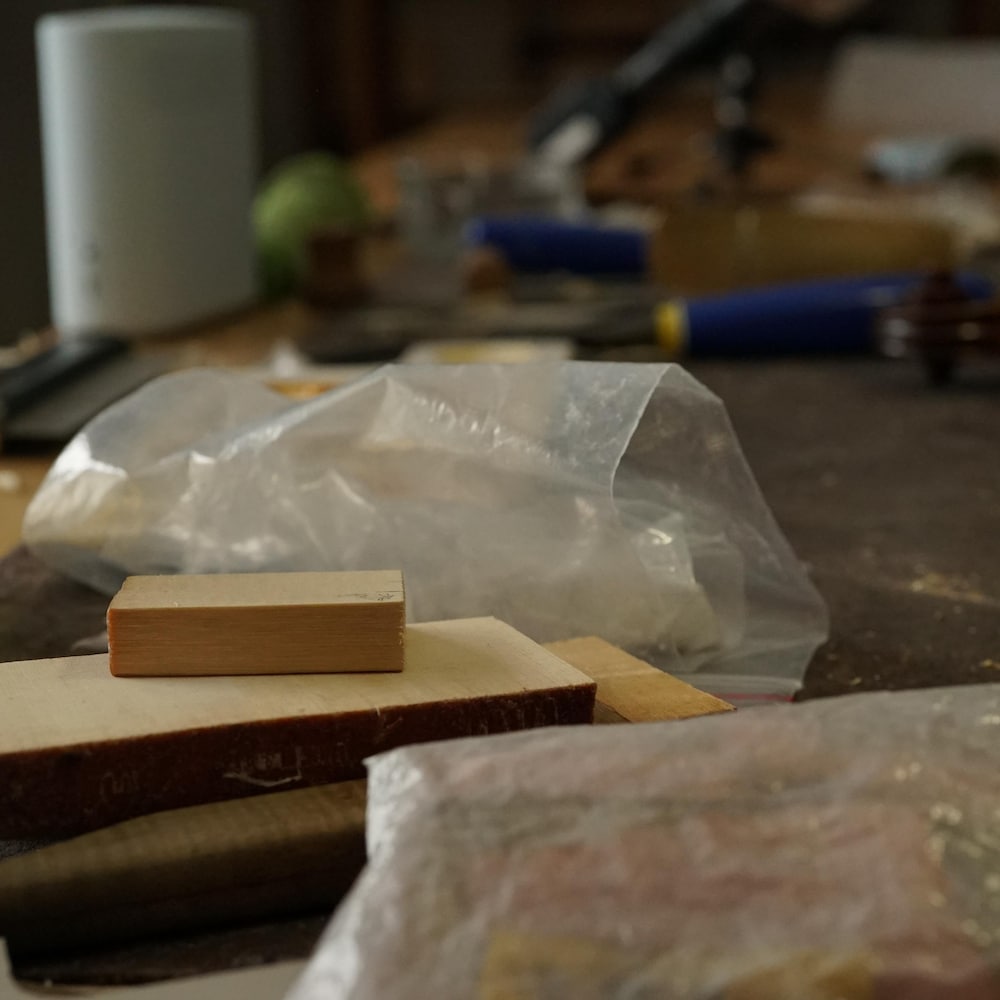 Des échantillons de bois sur une table.