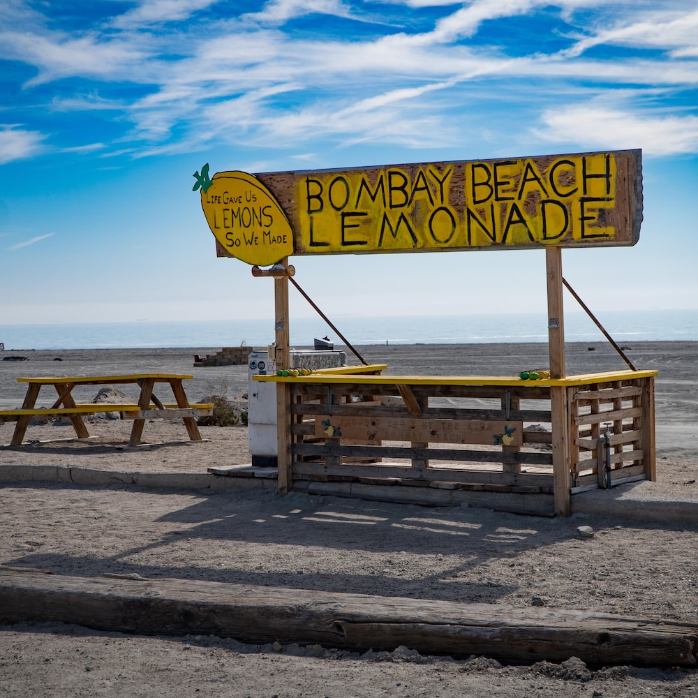 Un kiosque à limonade sur la plage asséchée.