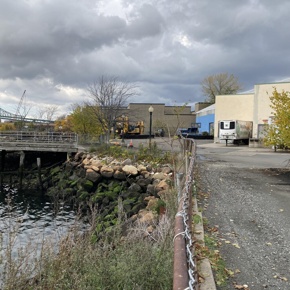 The back of the supermarket, where the sea is only a few meters from the building.