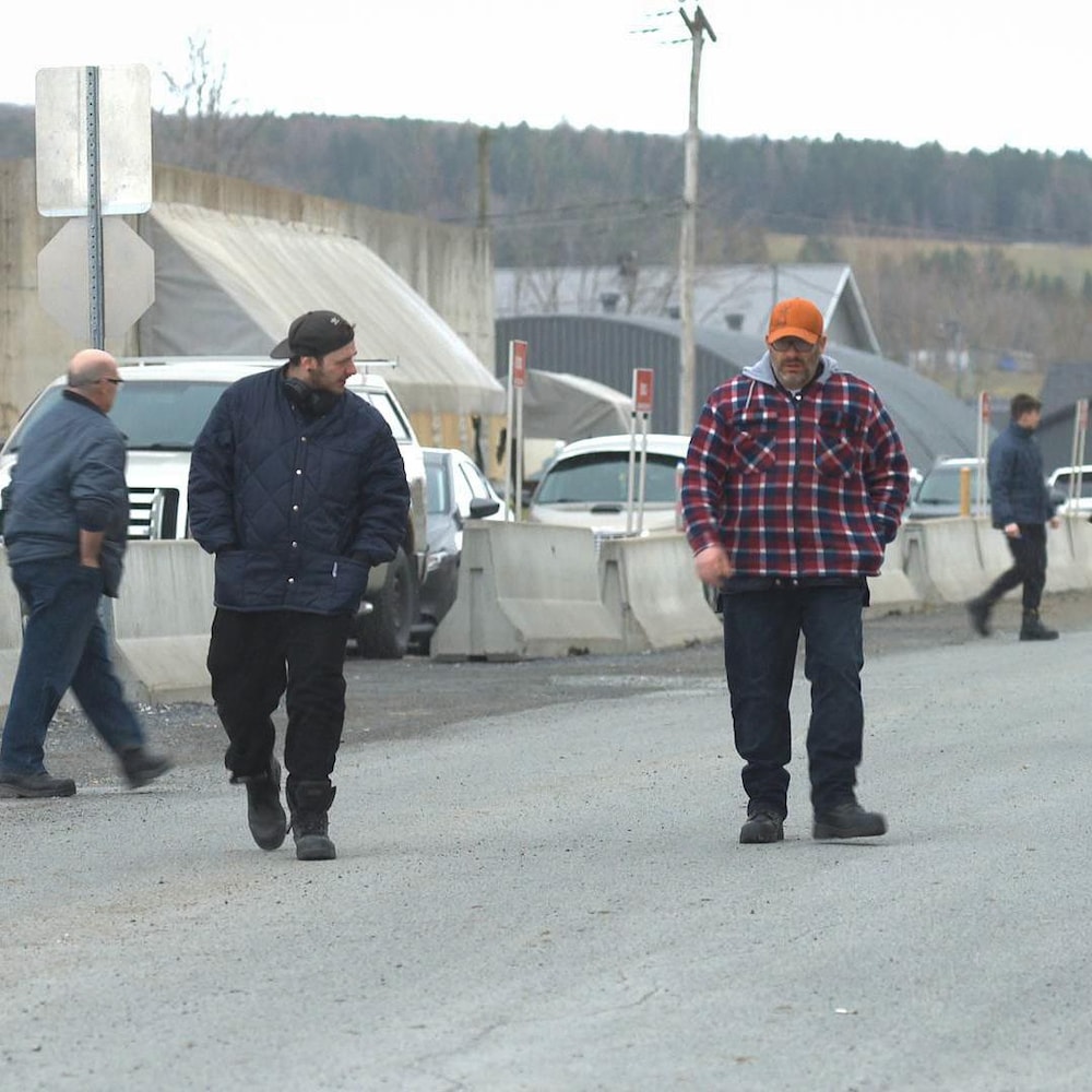 Des travailleurs de l'usine Olymel de Vallée-Jonction.