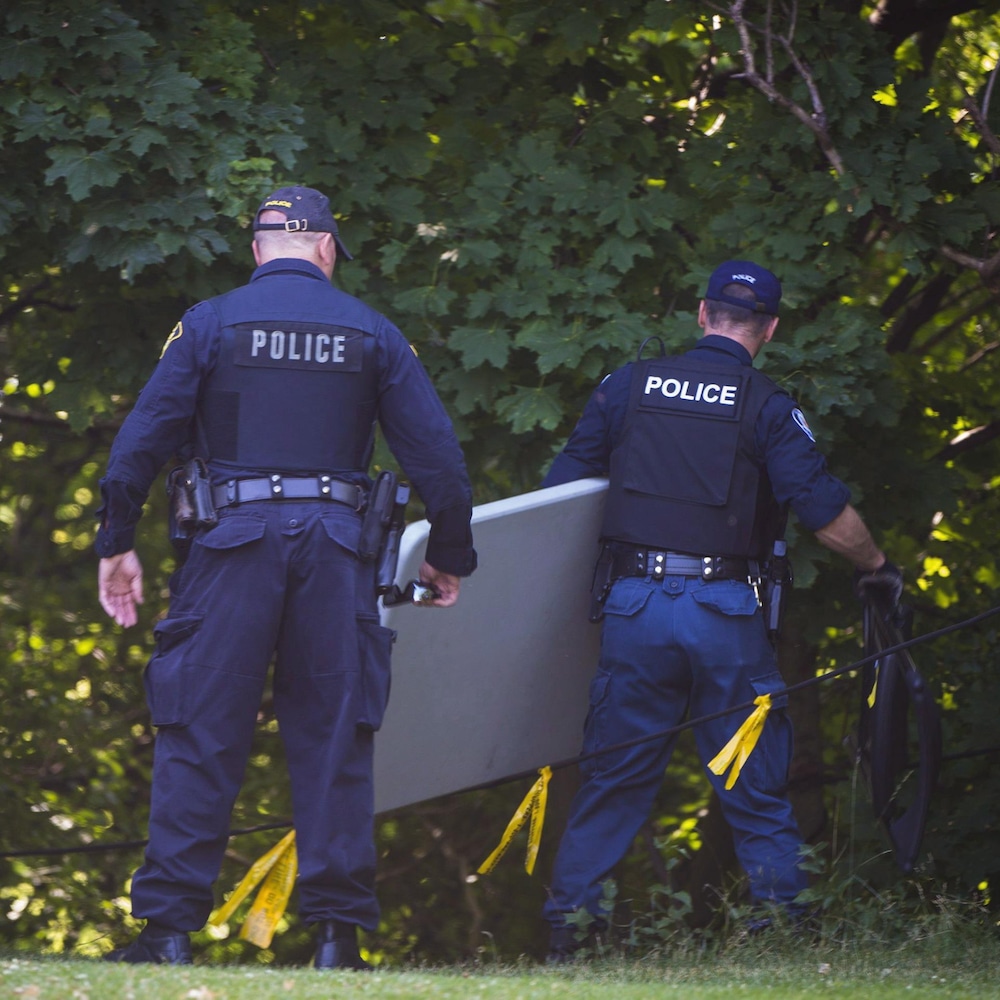La police fouille une propriété sur Mallory Crescent, à Toronto, le 4 juillet 2018. 