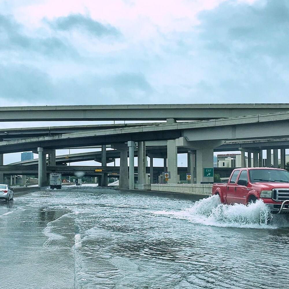 Les automobilistes font demi-tour sur les autoroutes inondées.