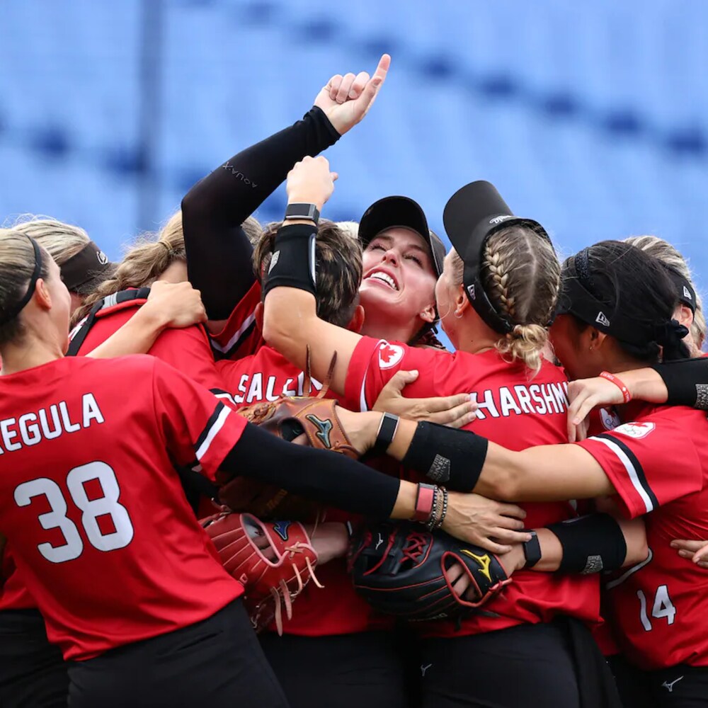 Nagdiriwang ang Canadian softball players.
