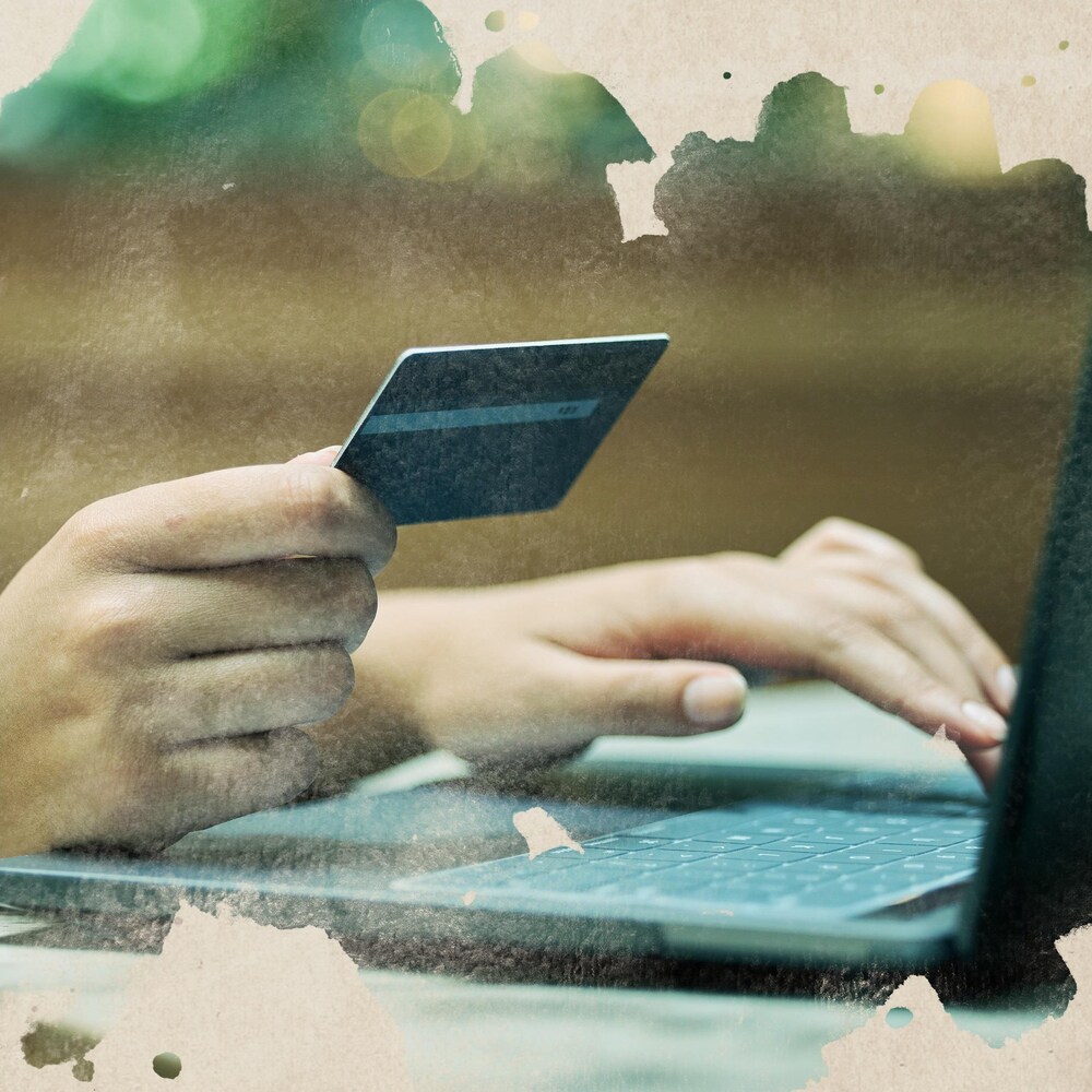 Une personne procède à des achats en ligne.