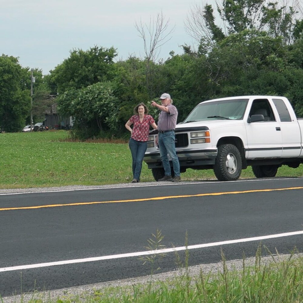 Bernard Pope et Margaret Prophet sont debout sur le bord d'une route.