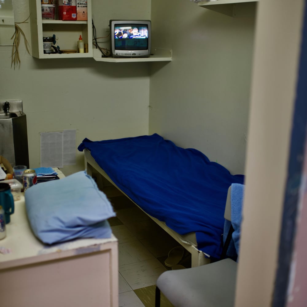 La petite cellule où est incarcéré un détenu de 91 ans.