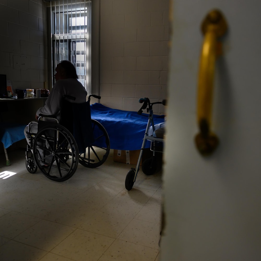Un détenu est dans sa cellule, une des rares dans cette section accessibles aux fauteuils roulants.
