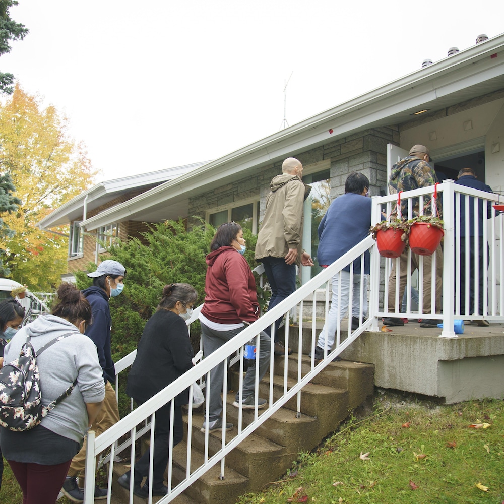 Des membres de la famille de Joyce Echaquan et Carol Dubé montent des marches pour entrer au Centre d'amitié autochtone de Lanaudière, juste avant la conférence de presse du 2 octobre.