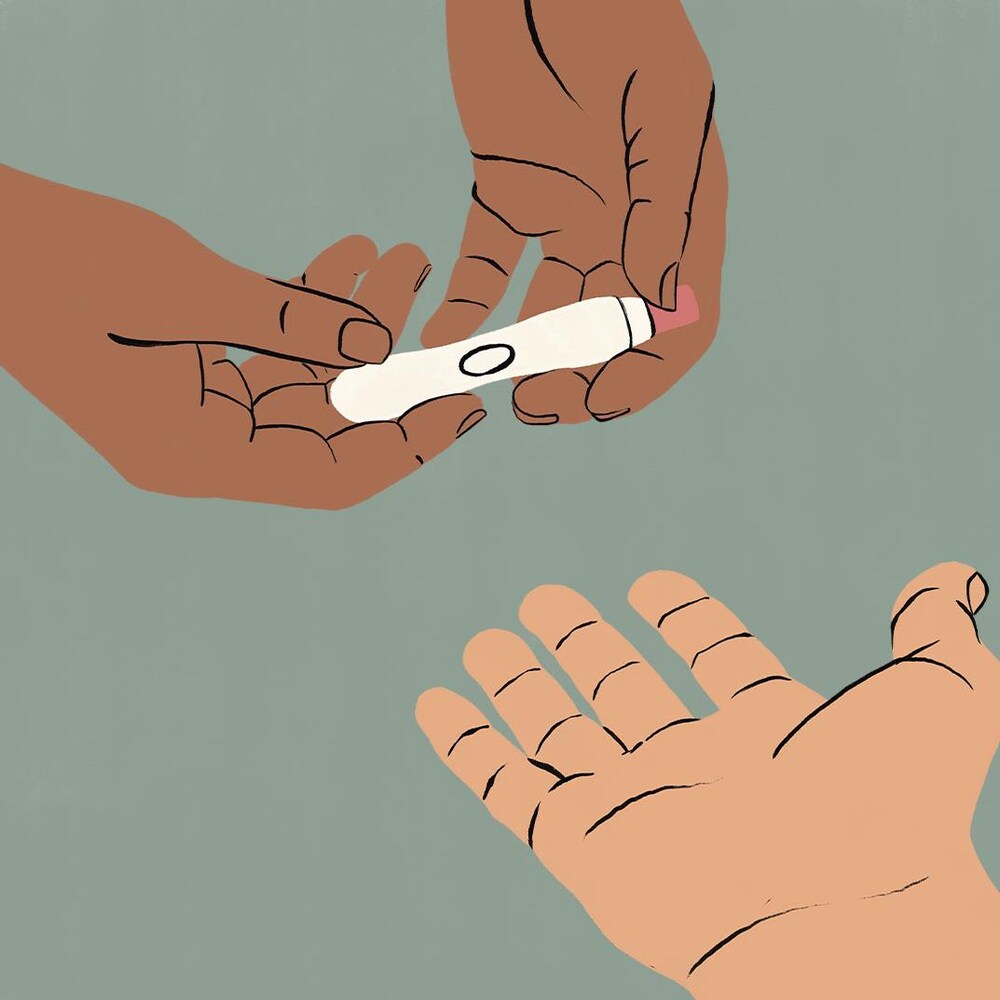 Illustration d'une femme qui tend un test de grossesse à une autre personne.