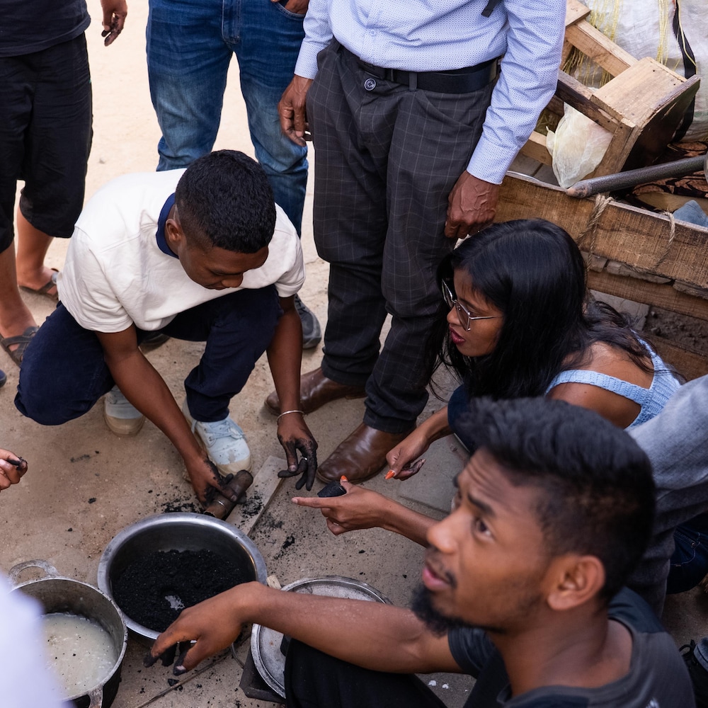 L'ABC du charbon écologique, tel que démontré par des membres du collectif Gen Zen.