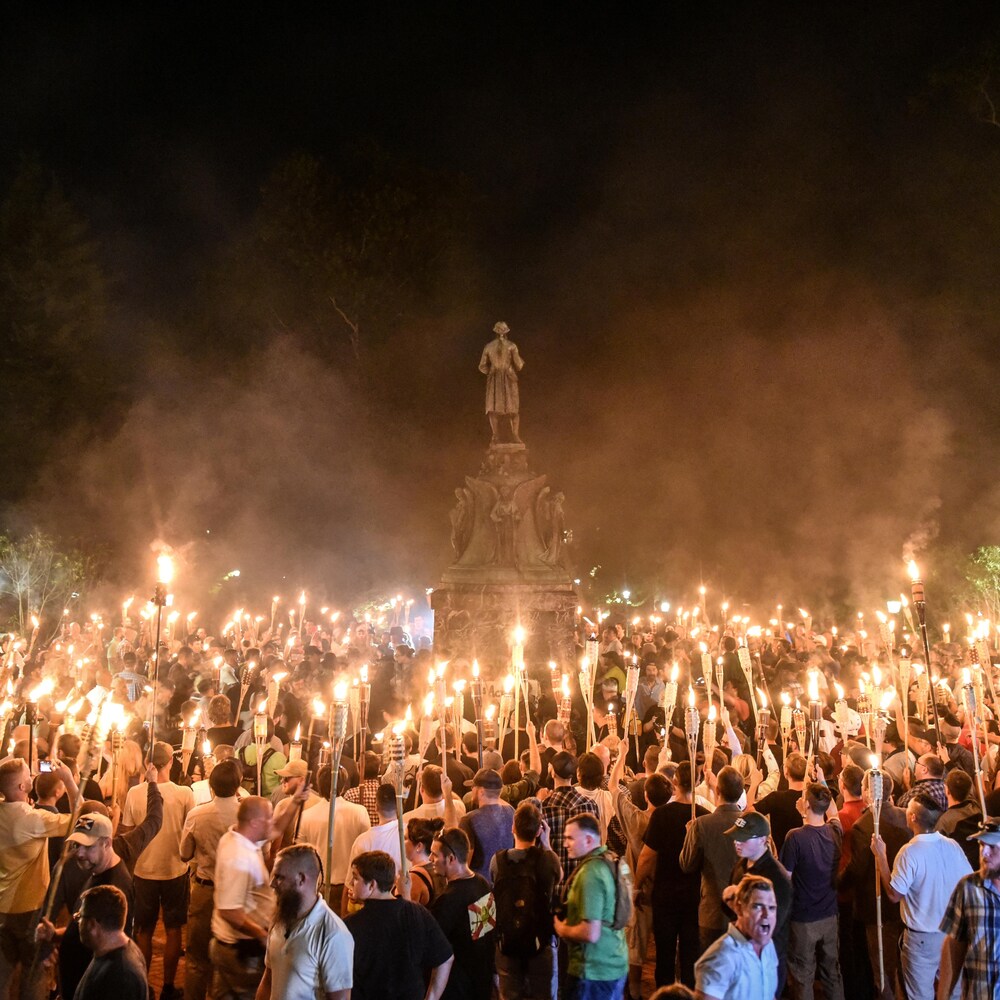 Des nationalistes blancs équipés de flambeaux.