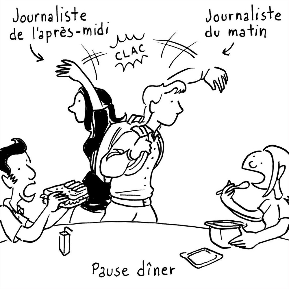 Deux journalistes se croisent en se tapant dans la main. Devant eux, deux collègues mangent assis à table lors de leur pause dîner.