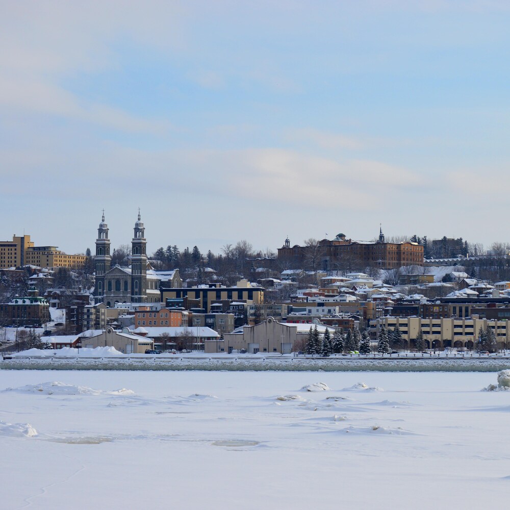 L'arrondissement de Chicoutimi vu de la rive nord du Saguenay.