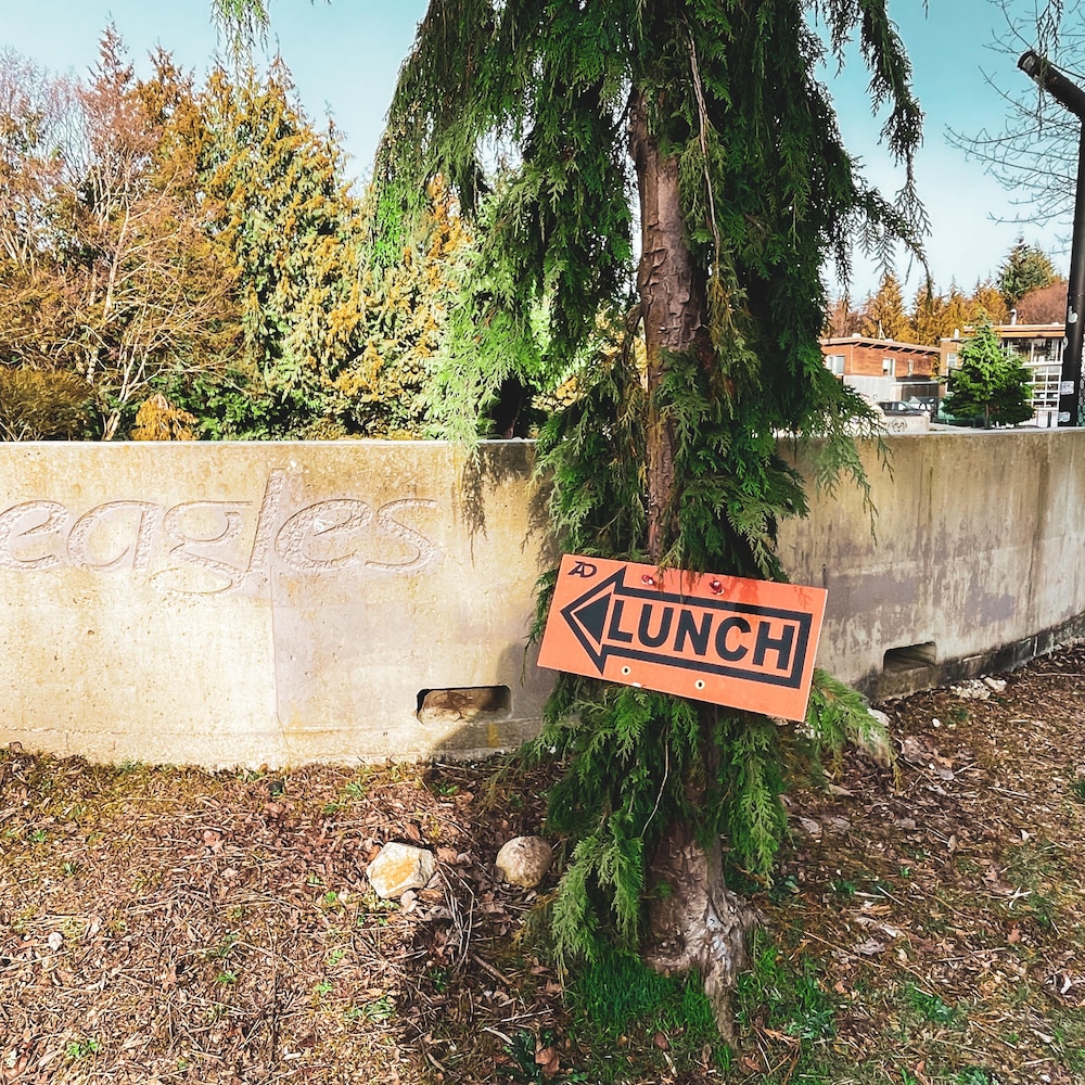 Panneau indiquant la direction vers une aire de repas sur un plateau de tournage.