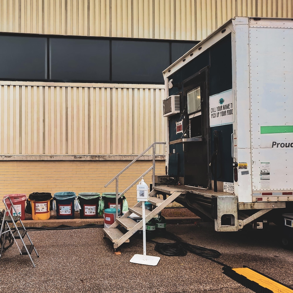 Des camions et génératrice sur un plateau de tournage.
