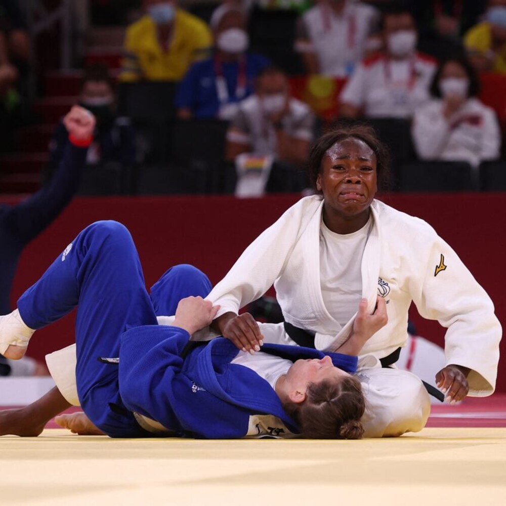Naglalaban si Clarisse Agbegnenou at Tina Trstenjak sa isang judo match.