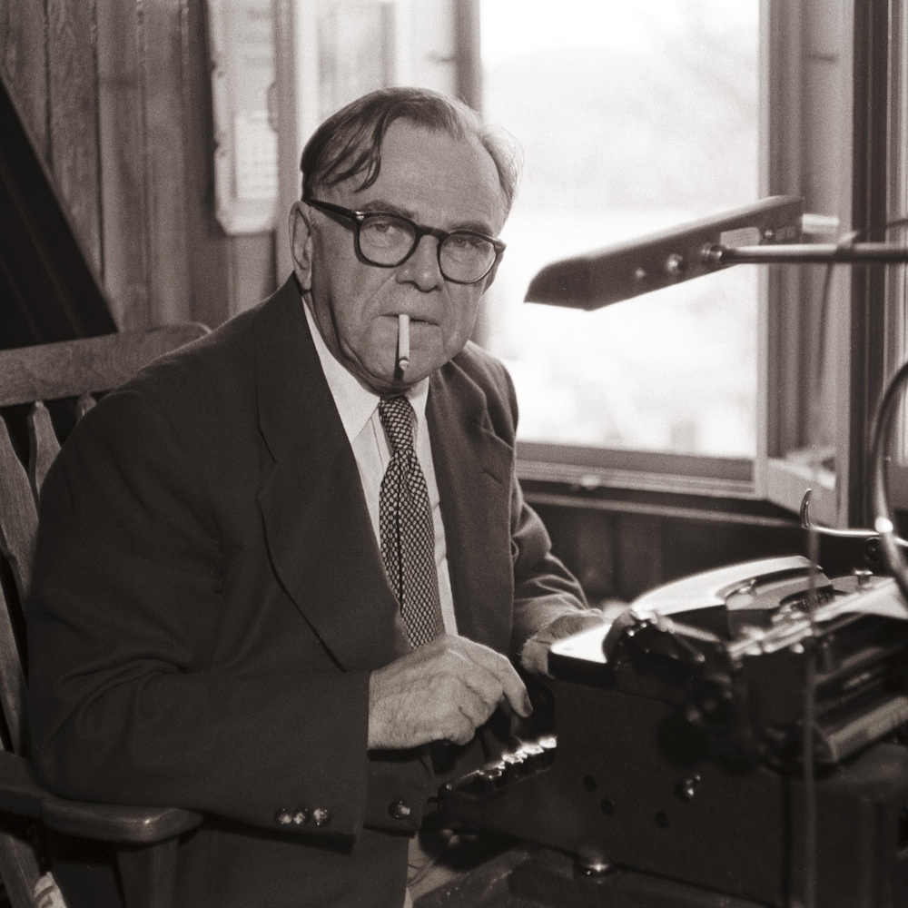 Claude-Henri Grignon devant sa machine à écrire.
