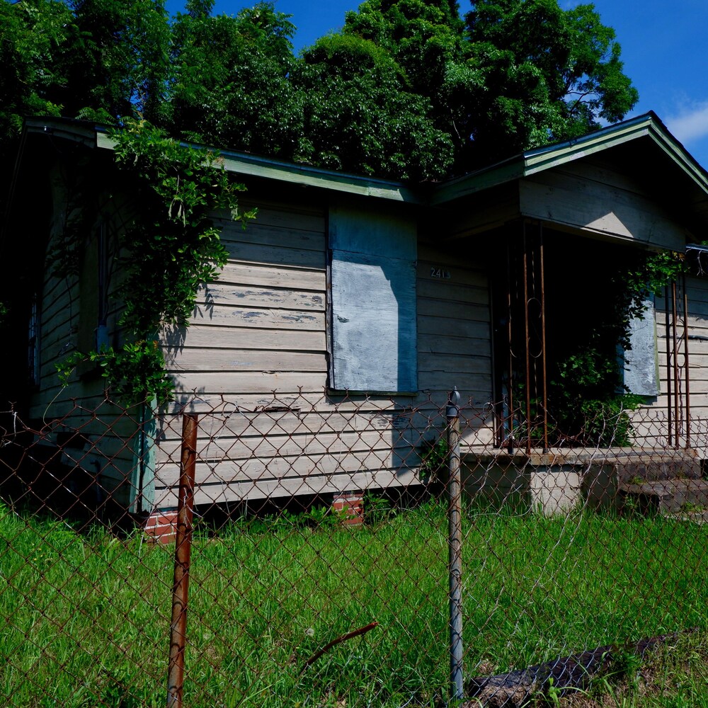 Dans le quartier Africatown, plusieurs maisons sont abandonnées.