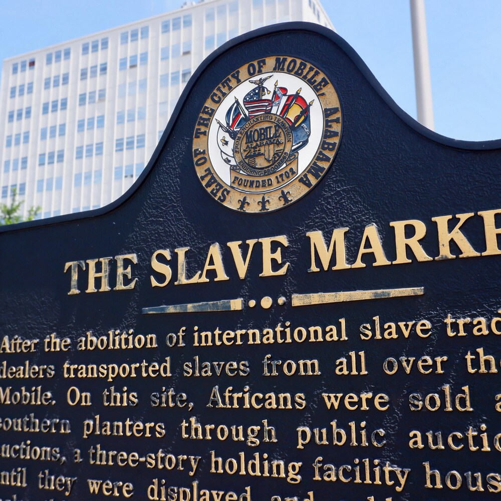 Une plaque rappelle l’endroit où se trouvait le marché d’esclaves à Mobile, en Alabama.