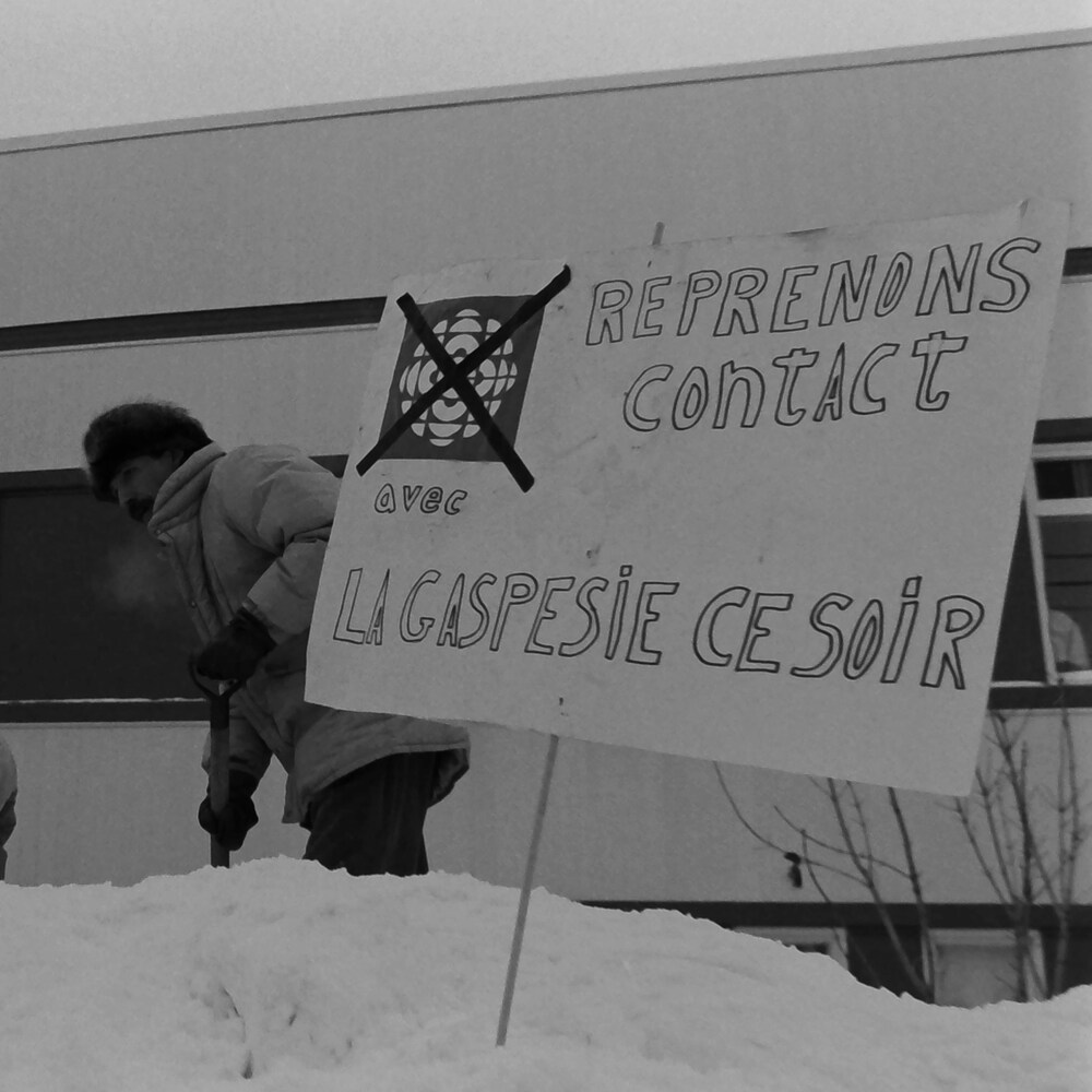 Des manifestants devant l'ancienne station de Radio-Canada à Matane.