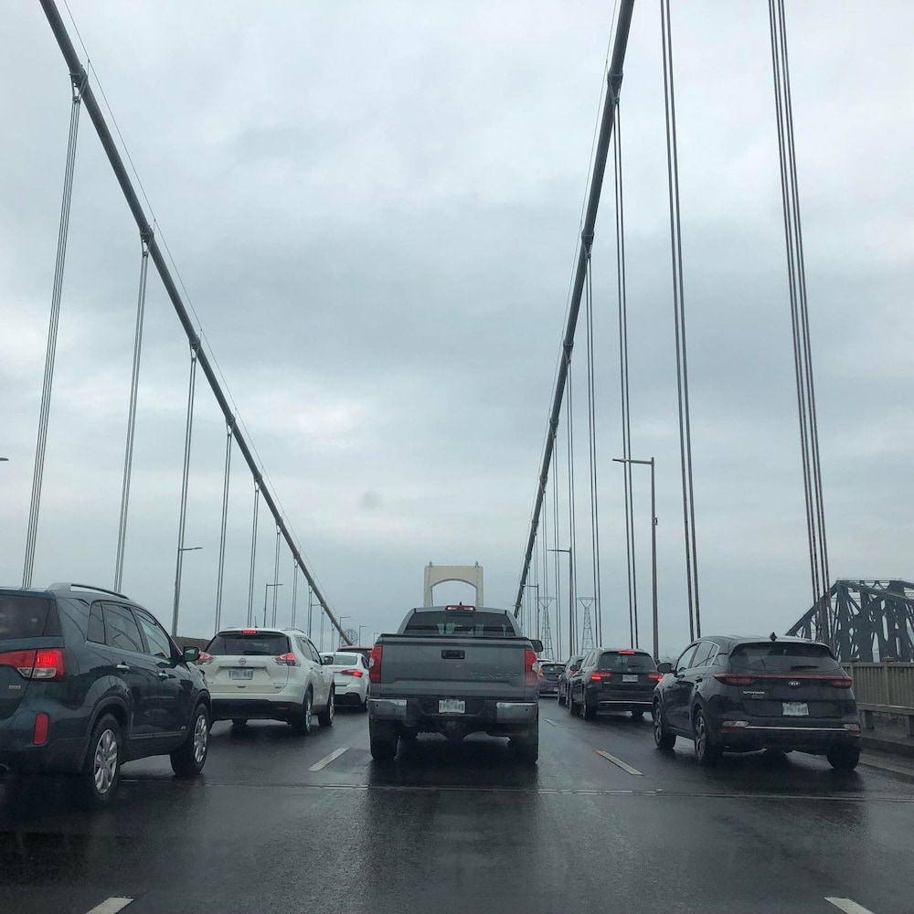 Des voitures sur un pont, immobilisés à cause du trafic.
