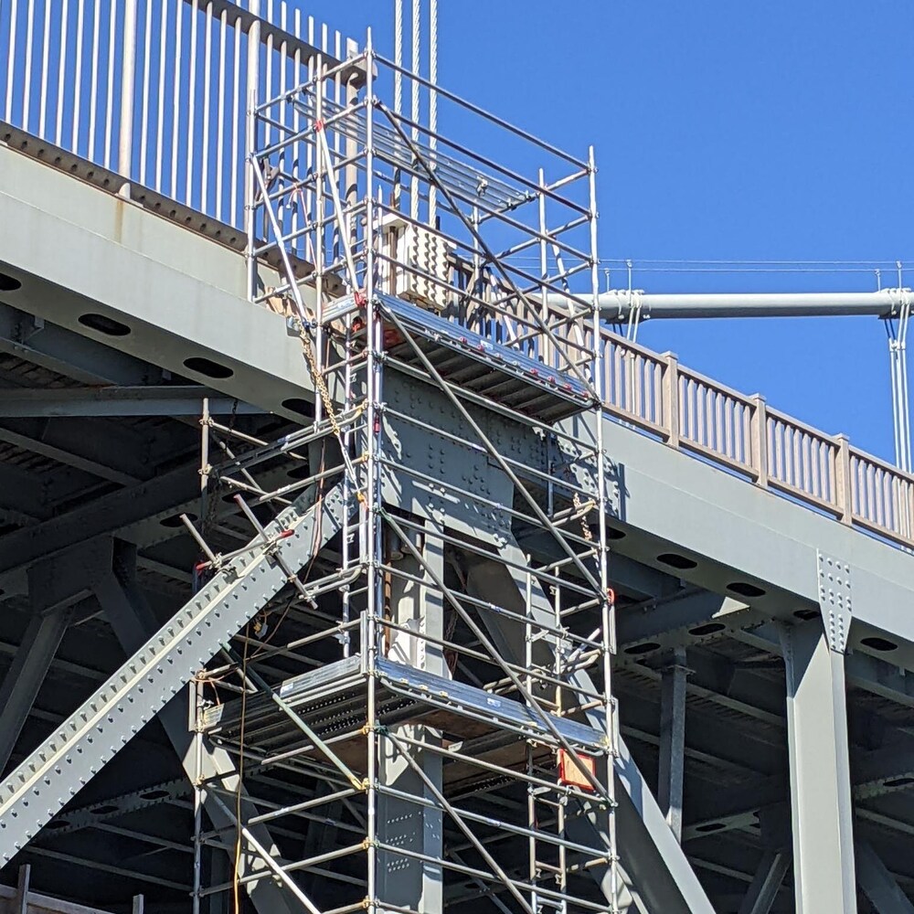 Une structure d'acier attachée sur la structure d'un pont.