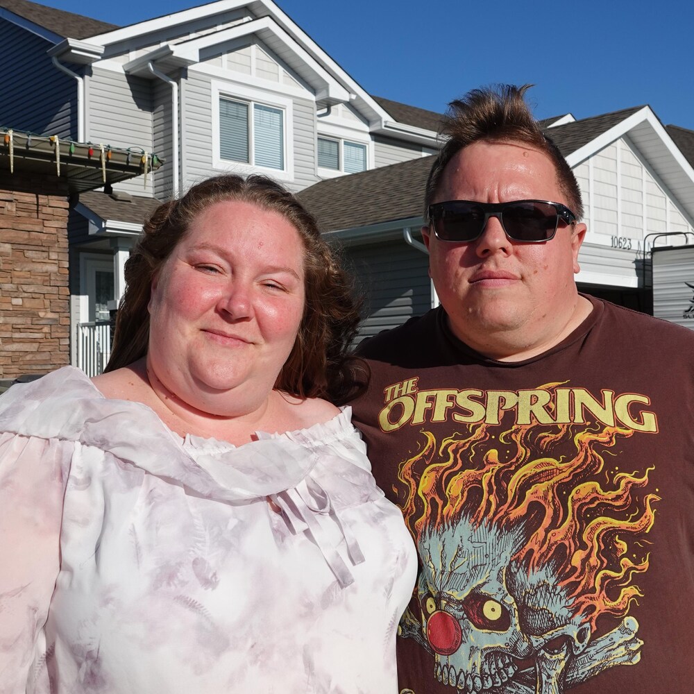 Nicole et Olivier Favreau devant leur maison neuve à Morinville, en Alberta.
