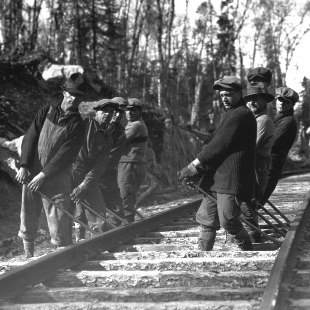 Des hommes en train de construire un rail..