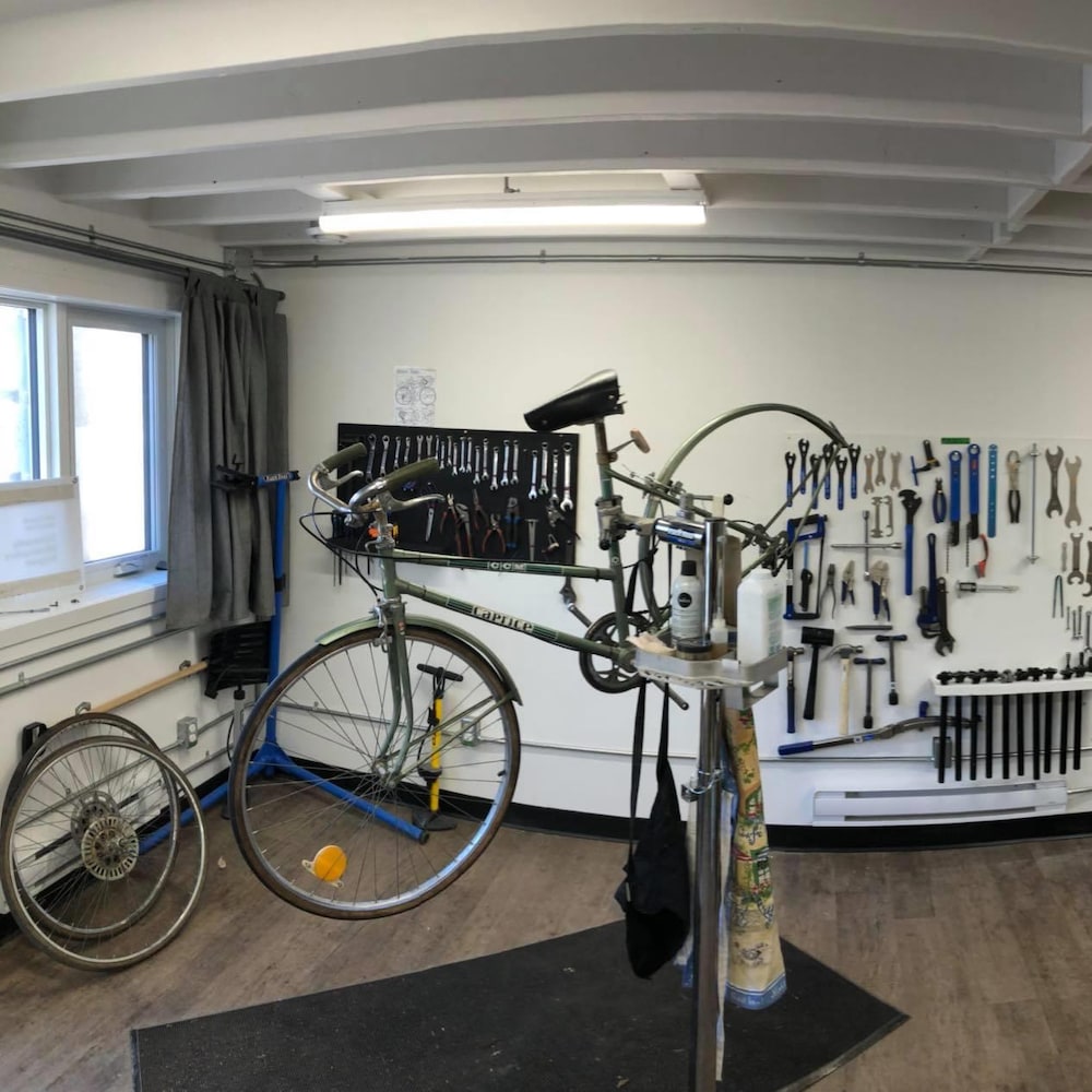 Un atelier de réparation de vélos.