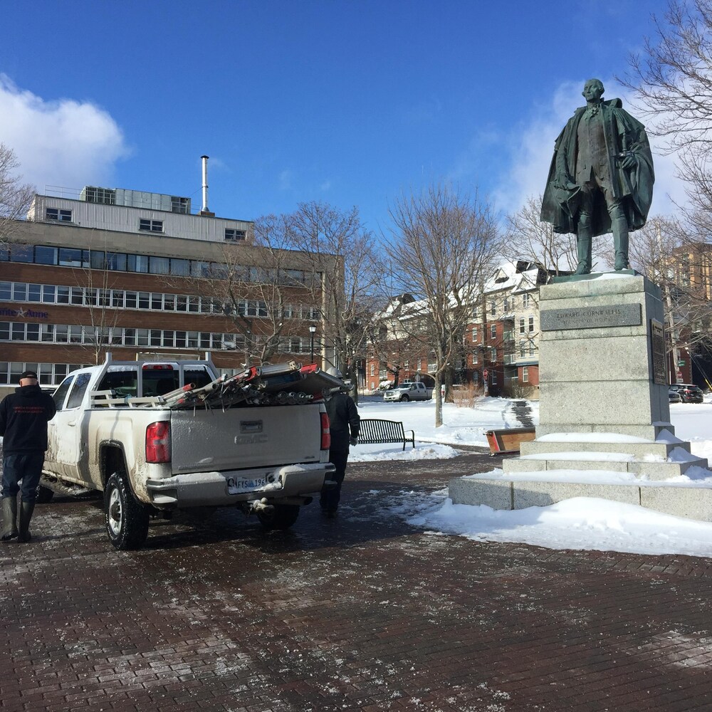 Des travailleurs et une camionnette près du monument d'Edward Cornwallis.