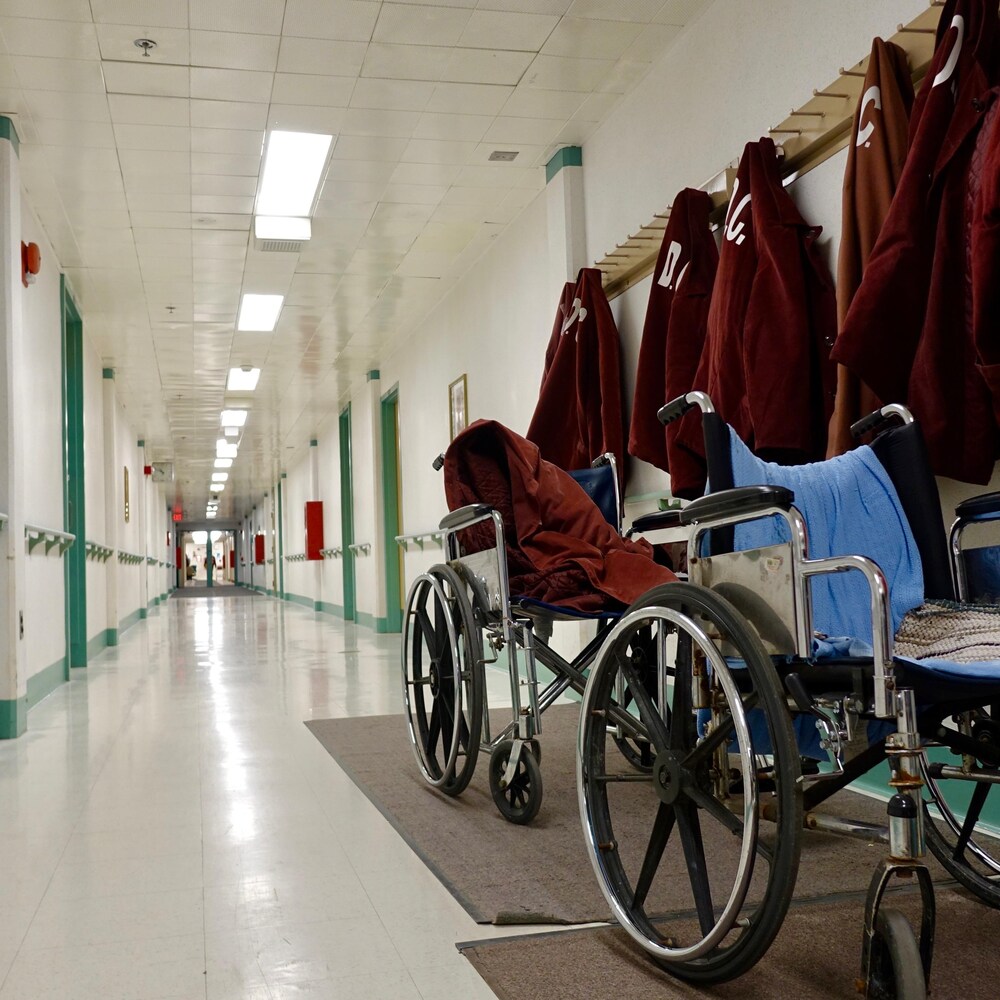 Des fauteuils roulants dans un corridor au sous-sol du pénitencier Laurel Highlands                              