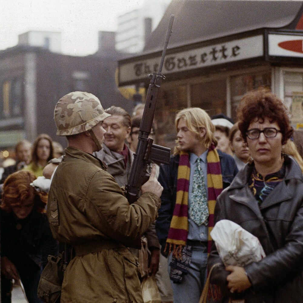 Un soldat monte la garde à une intersection du centre-ville de Montréal lors de l'entrée en vigueur de la Loi sur les mesures de guerre, en octobre 1970.