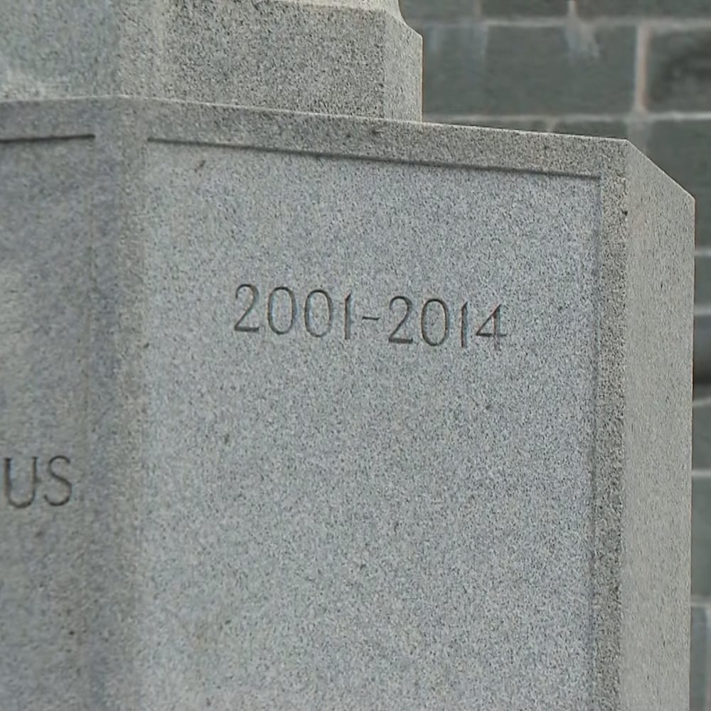 La Croix du sacrifice à Québec où on peut lire : « To our glorious dead, 2001-2014 ».