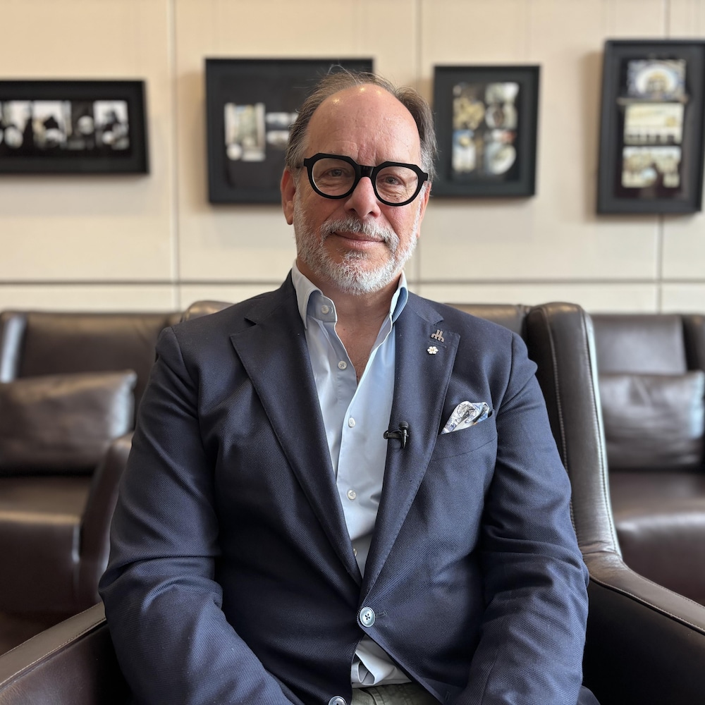 Le recteur de l'Université de Montréal posant dans ses bureaux.